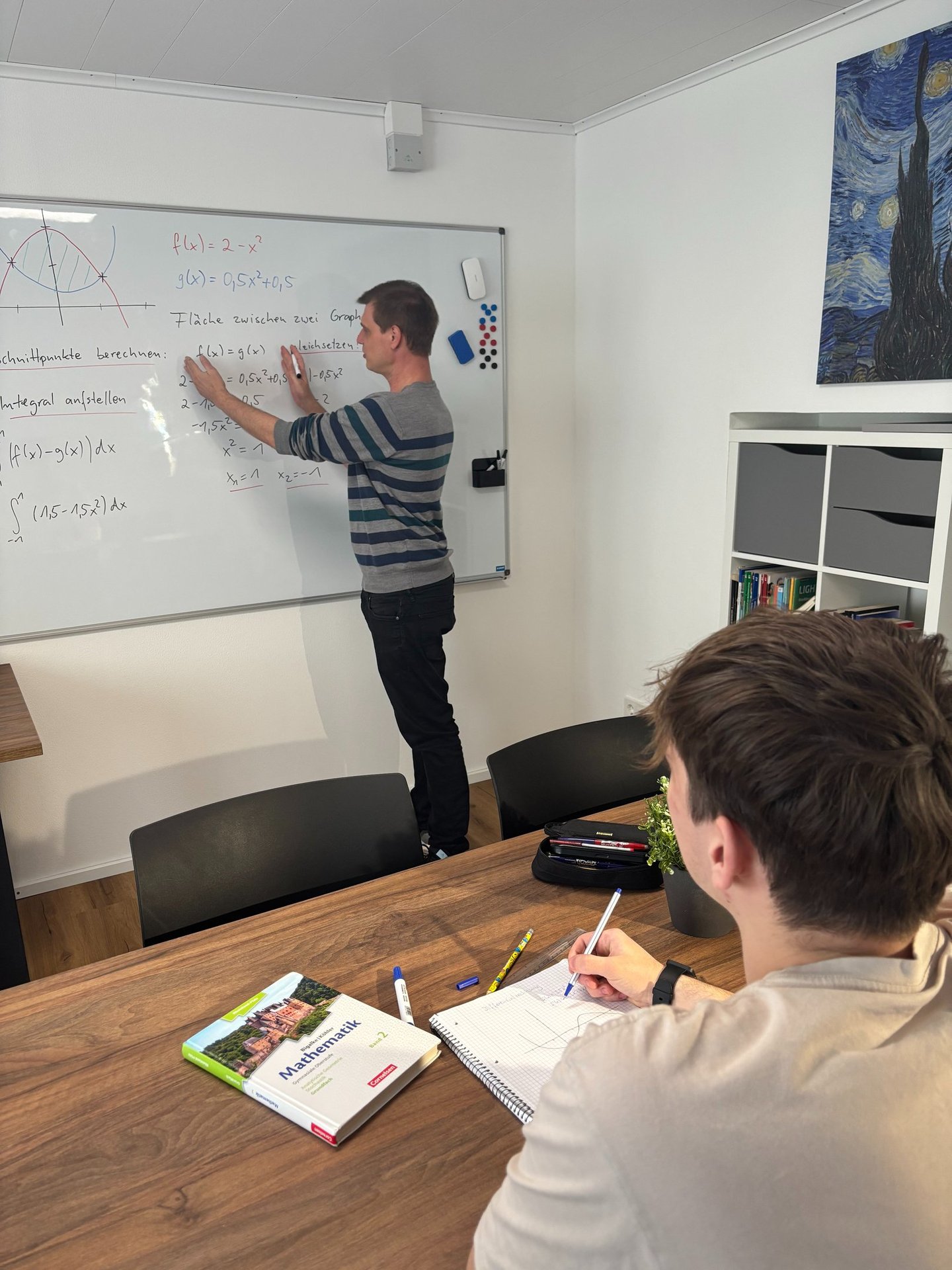 Niclas Klein erklärt am Whiteboard, im Vordergrund ein Schüler mit Mathematikbuch